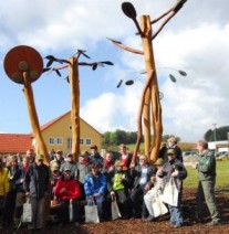 Pilotprojekt 2011: „Urwaldstück“ im Nationalpark Hainich Gruppe vor viele Meter hohem Kunstwerk aus Baumstämmen