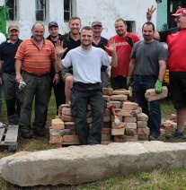 Pilotprojekt 2014: Gemeinsame Erneuerung des Brotbackofens im Nationalpark Bayerischer Wald Nationalpark-Mitarbeiter und Caritas Werkstättenarbeiter vor dem abgetragenen Brotbackofen, Nationalpark Bayerischer Wald