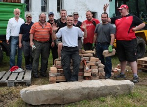Nationalpark-Mitarbeiter und Caritas Werkstättenarbeiter vor dem abgetragenen Brotbackofen, Nationalpark Bayerischer Wald