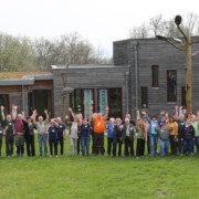 „Ehrensache Natur“ verstärkt Freude am Engagement: Bundesweites Freiwilligen-Treffen Menschengruppe vor Jugendherberge