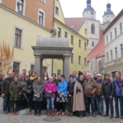 Austausch wertvoller Expertise: Jahrestagung der FreiwilligenkoordinatorInnen Gruppe vor historischem Brunnen und Altstadt